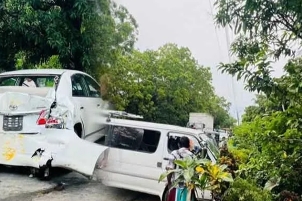 மூன்று வாகனங்கள் மோதி விபத்து; தெய்வாதீனமாக தடுக்கப்பட்ட உயிர் சேதம் | Three Vehicle Collision Accident Wellawaya மூன்று வாகனங்கள் மோதி விபத்து; தெய்வாதீனமாக தடுக்கப்பட்ட உயிர் சேதம் | Three Vehicle Collision Accident Wellawaya