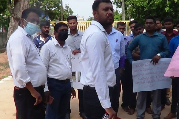 மட்டக்களப்பின் பிரபல பாடசாலையின் அதிபர்-ஆசிரியர்கள் பணி பகிஷ்கரிப்பு (Photos) | Principals Teachers Popular School Strike