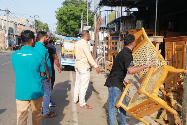 பாதசாரிகளின் போக்குவரத்திற்கு தடையான வியாபார பொருட்களை அகற்றிய கிண்ணியா நகர சபை தவிசாளர் குழு | Commercial Objects Obstructing Pedestrian Traffic