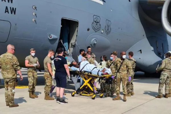 நடுவானில் பிரசவ வலியில் துடிதுடித்த ஆப்கான் பெண்! அவரது குழந்தைக்கு என்ன பெயர் வைத்தார் தெரியுமா? | Afghan Woman Gives Birth To Baby Girl