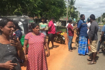 வவுனியாவில் ஆலயத்திற்குள் வாள்வெட்டு: மூவர் படுகாயம்(Photos)