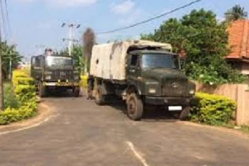 இராணுவ வாகனத்தில் மண் ஏற்றும் படையினர்! - அதிகாரிகள் கைவிரிப்பு