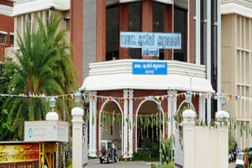 தஞ்சை  ஆட்சியர் அலுவலகத்தில் தலைமை தகவல் ஆணையர் வேப்பிலையுடன் வந்து வியப்பை ஏற்படுத்தியுள்ளார்