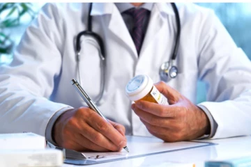 மருத்துவர்களின் கிறுக்கல் கையெழுத்துக்கு தடை ; அதிரடி உத்தரவு பிறப்பித்த நீதிமன்றம்