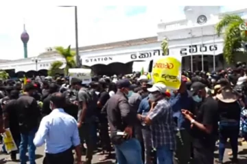 කොටුව දුම්රිය පොලත් උණුසුම් වෙයි..දැන් තත්ත්වය මෙන්න(VIDEO)