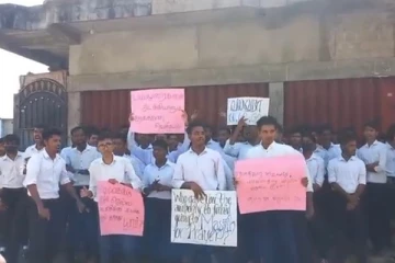 முஸ்லிம் பயிலுனர்கள் தொழுகைக்கு செல்வதற்கு தடை விதித்ததை கண்டித்து ஆர்ப்பாட்டம்