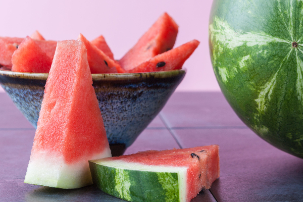 வாட்டி எடுக்கும்  கோடை காலத்தில்  வரப்பிரசாதமாகும் பழம்! | Grab Watermelon To Cool Down In The Summer