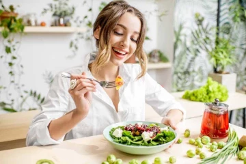 நாள் முழுவதும் நீங்க பாசிட்டிவ்வா இருக்கணுமா? பெரிய தட்டுல சாப்பிடக்கூடாதாம்