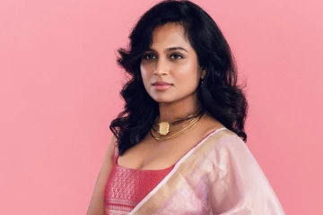 நடிகை ரம்யா பாண்டியன் சேலையில் அழகிய போஸ்