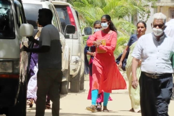 இலங்கை முஸ்லிம்  நண்பியை கரம்பிடிக்க வந்த இந்தியப் பெண் விடுதலை( படங்கள்)
