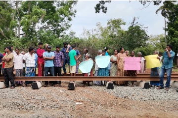 வவுனியாவில் புகையிரதப் பாதையினை மறித்து கிராம மக்கள் ஆர்ப்பாட்டம்