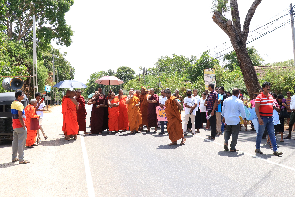 கிழக்கு ஆளுநரை எதிர்த்து ஆர்ப்பாட்டத்தில் குதித்த பௌத்த பிக்குகள் (படங்கள்) | Protest Over The Ban On Trincomalee Viharai