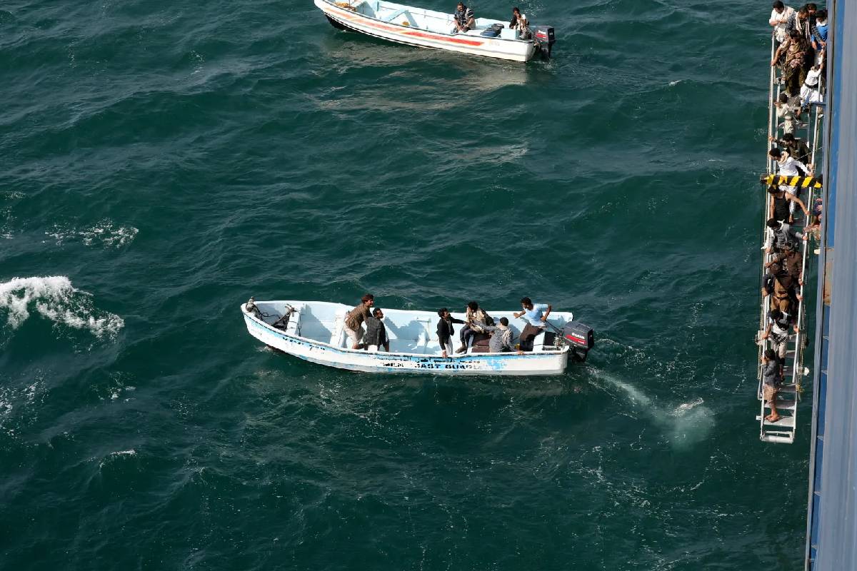 ஏமன் கடல் பகுதியைத் தவிர்க்கவும்! கப்பல்களுக்குக் கடும் எச்சரிக்கை | Avoid The Yemen Sea Area Strong Warning To Ships