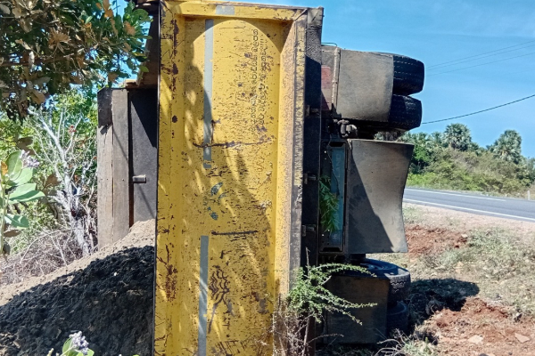 திருகோணமலை - மட்டக்களப்பு பிரதான வீதியில் விபத்து | Accident On The Trincomalee Batticaloa Main Road
