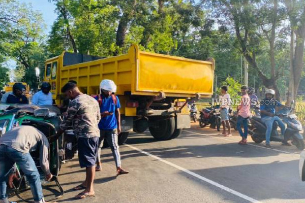 வவுனியா நீதிமன்றிற்கு அருகே பாரிய விபத்து: இருவருக்கு நேர்ந்த விபரீதம் | Vavuniya Court Near Three Wheeler Accident Injured