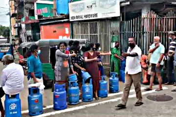 கொழும்பில் எரிவாயு இன்மையால் ஆர்ப்பாட்டத்தில் ஈடுபட்ட பொதுமக்கள் (Video)