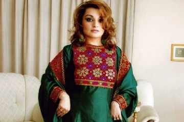 தாலிபான்களுக்கு சவால் விட்ட ஆப்கன் பெண்மணி: கவனத்தை ஈர்க்கும் அவரின் ஒற்றைப் புகைப்படம்