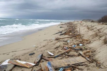மூழ்கிய புலம்பெயர் மக்களின் படகு... சிறார்களை கடலில் வீசிய கொடூரர்கள்