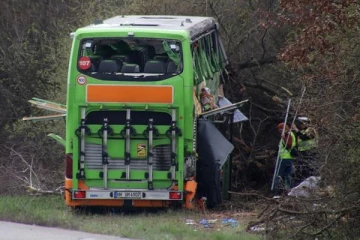 ஜேர்மனியில் திடீரென சாலையிலிருந்து வழுக்கிச் சென்ற பேருந்து: ஐந்து பேர் பலி, பலர் படுகாயம்