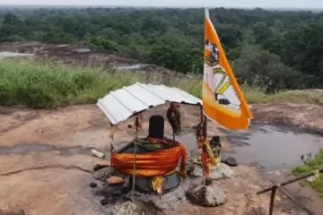 வெடுக்குநாறி ஆதி சிவன் ஆலயத்திற்கு பிக்குகள் திடீர் விஜயம்