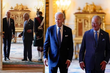 மரபுகளை மீறி மன்னரை தொட்ட அமெரிக்க ஜனாதிபதி: பொறுமையிழந்த மன்னர் சார்லஸ்