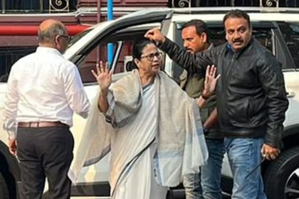 கார் விபத்தில் சிக்கிய மம்தா பானர்ஜி - மருத்துவமனையில் அனுமதி! - தமிழ்நாடு