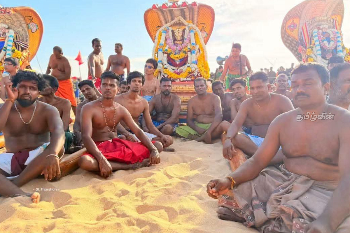 வங்கக்கடலில் பக்திபூர்வமாக இடம்பெற்ற வல்லிபுர ஆழ்வார் சமுத்திர தீர்த்தோற்சவம் | Vallipuram Alwar Samudra Theerthotsavam வங்கக்கடலில் பக்திபூர்வமாக இடம்பெற்ற வல்லிபுர ஆழ்வார் சமுத்திர தீர்த்தோற்சவம் | Vallipuram Alwar Samudra Theerthotsavam