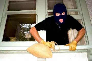 யாழில் பெண் ஒருவரால் முகமூடி கொள்ளையர்கள் தலை தெறிக்க ஓட்டம்!