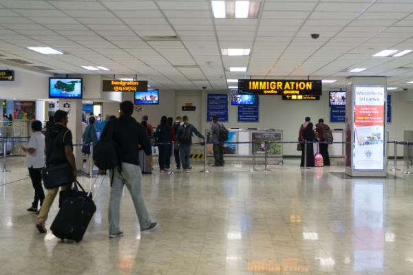 வெளிநாட்டிலிருந்து வந்த இளம் தம்பதியர் அதிரடி கைது ; பயணப்பொதி கொடுத்த ஷாக் | Young Couple From Abroad Arrested Suddenly