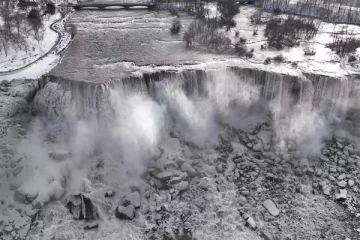 மொத்தமா உறைஞ்சு போன நயாகரா நீர்வீழ்ச்சி - ஆட்டம் காட்டும் பனி சூறாவளி!