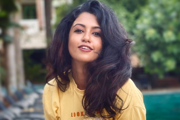 ஸ்லீவ் லெஸ் புடவையில் அழகாக போஸ் கொடுத்த சீரியல் நடிகை ரோஷினி.. வீடியோ பாருங்க | Roshni Haripriyan Latest Saree Video