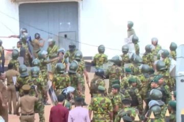 මීගමුව බන්ධනාගාරය යුද පිටියක් වෙයි.. හමුදාව සහ STF එකවර කැඳවයි [VIDEO]