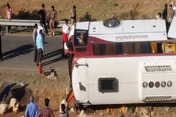 வெளிநாடொன்றில் நேருக்கு நேர் மோதிய பேருந்துகள்! 18 பேர் உயிரிழப்பு