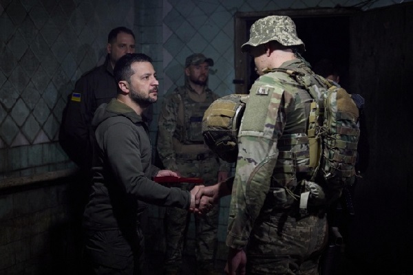 களமுனைக்கு திடீரென சென்ற உக்ரைன் அதிபர்(படங்கள்) | Zelenskyy Arrives At Frontline