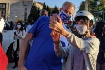 தடுப்பூசி போட்டுக்கொண்டால் 100 டாலர் பரிசு!