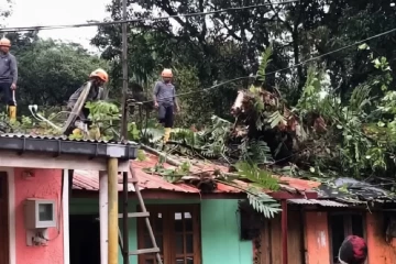 නාවලපිටිය කැළඹෙමින් වූ විනාසය - නිවාස 5ක් සම්පූර්ණයෙන්ම විනාශයි - තිදෙනෙකුට බරපතළ තුවාල