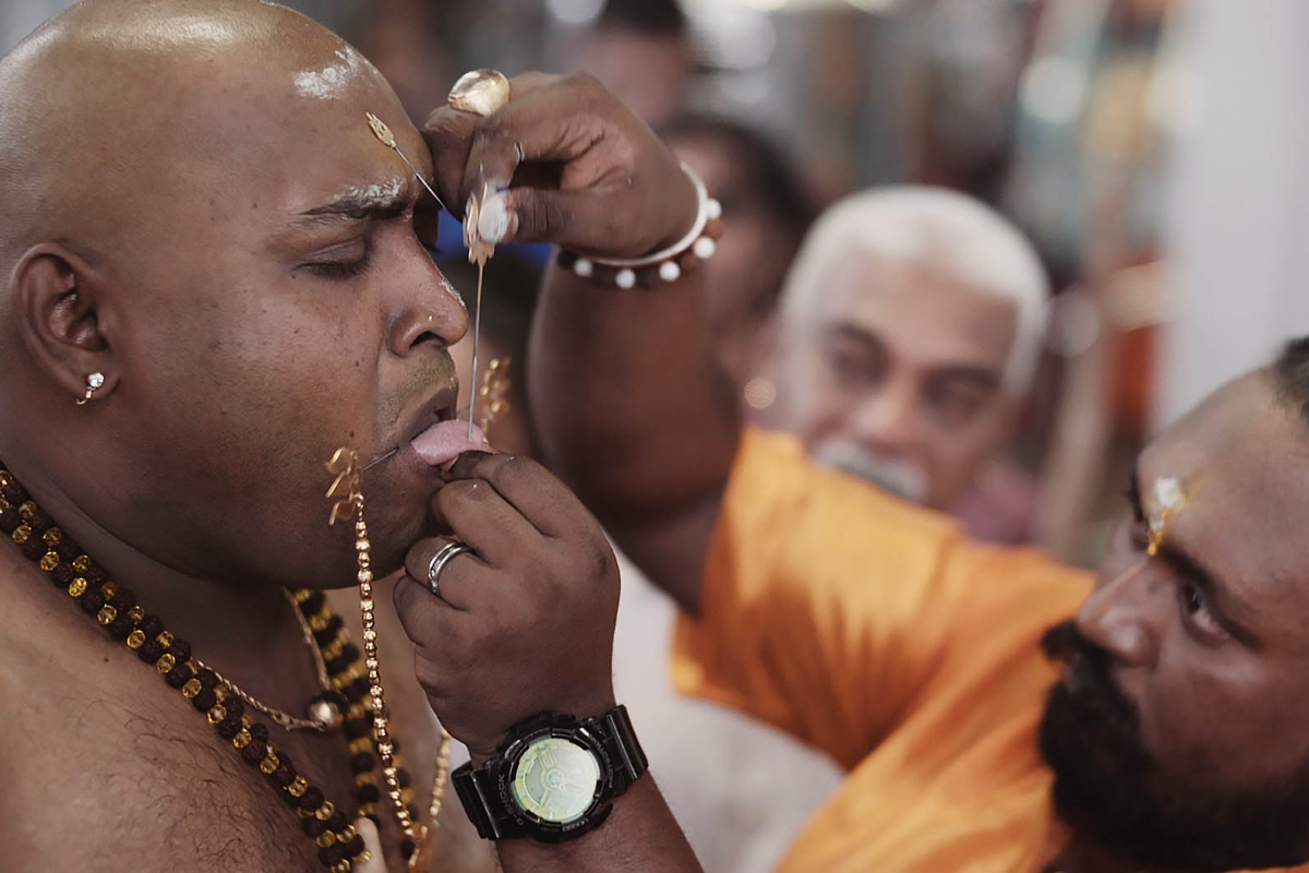 பங்குனி உத்திரம்: 3 தலைமுறையாக முருகப்பெருமானுக்கு வேல் கொடுக்கும் பக்தர் | Devotee Gives Free Vel For 3Decades In Rameshwaram