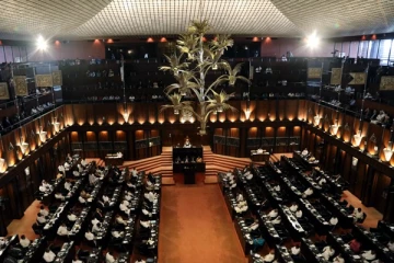 இருவரின் உதவியுடன் வாக்களித்த எம்.பி