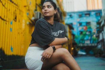 ஷார்ட் உடையில் நடிகை கௌரி கிஷன் செம கிளாமர் போஸ்