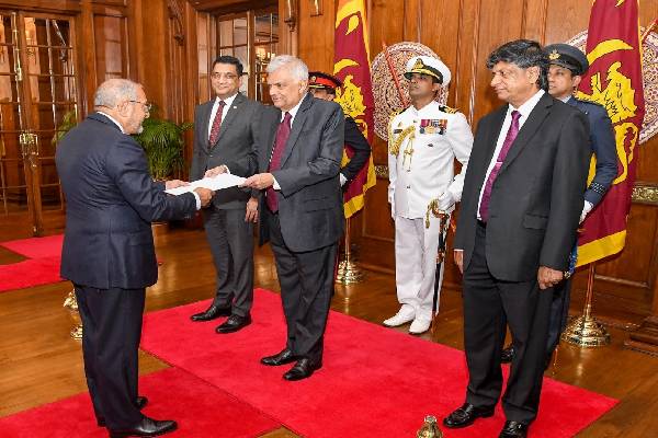இலங்கைக்கான புதிய தூதுவர்கள் ஜனாதிபதியிடம் தமது நற்சான்றிதழ்களை கையளித்தனர்(Photos) | Ambassadors Presented Credentials To The President