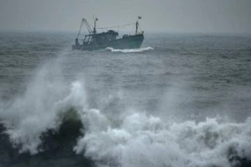 கடலுக்கு செல்ல வேண்டாம்; மீனவர்களுக்கு சிவப்பு எச்சரிக்கை