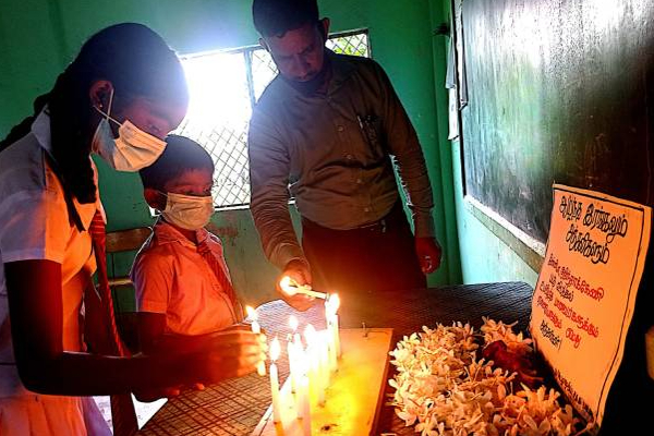 உயிரிழந்த மாணவர்களுக்கு அஞ்சலி செலுத்திய முல்லைத்தீவு மாணவர்கள்! | Mullaitivu Students Pay Tribute Deceased Students