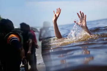 கடலில் மூழ்கிய 4 மாணவர்களை போராடி உயிருடன் மீட்ட பொலிஸார்