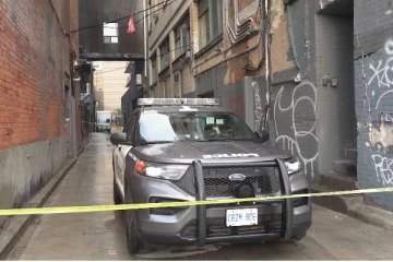 டொராண்டோவில் 50 வயது நபர் மீது கத்தி குத்து தாக்குதல்