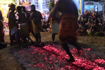 திரெளபதி அம்மன் ஆலயத்தில் தீ மிதிப்பு விழா; பக்தர்கள் பரவசம்