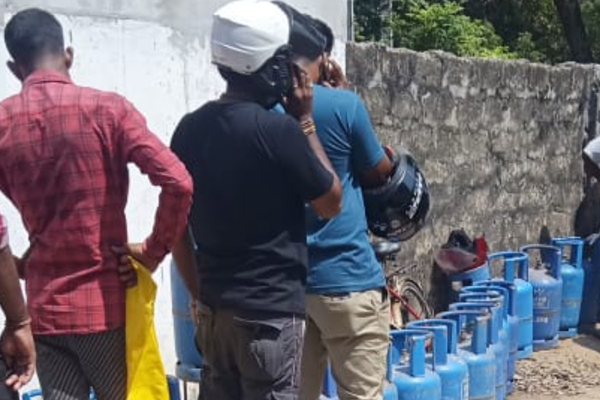 நாட்டின் பல பகுதிகளில் எரிவாயு தட்டுப்பாடு: நீண்ட வரிசையில் காத்திருக்கும் மக்கள் (VIDEO) | Gas People Jaffna Kilinochchi Litro