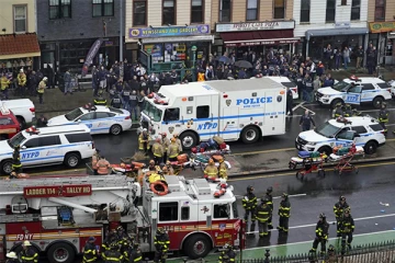 அமெரிக்காவில் ரயில் நிலையத்தில் பயணிகள் மீது துப்பாக்கிச் சூடு!  ஐவர் பலி - 16 பேர் படுகாயம்