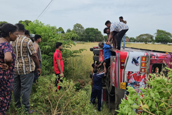 யாழ்ப்பாணத்தில் வயலுக்குள் பாய்ந்து பேருந்து விபத்து | Bus Accident In Jaffna After Falling Into A Field