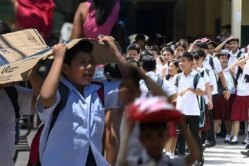 கடும் வெப்பநிலை : மூடப்பட்ட நூற்றுக்கணக்கான பாடசாலைகள்!