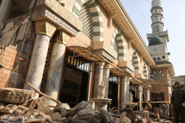 blast in pakistan mosque 11 killed